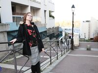 Mature French lady with a hot ass rides atop a cock with her glasses on