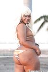 Black BBW MILF Gizelle XXX exposing her gorgeous butt in bikini
