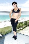 Latina slut in yoga pants boldly bares her nude round ass on the rooftop patio