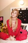 Teen girlfriend Kendra Sunderland squeezes her fantastic naturals indoors