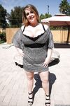 Fatty babe Hillary Hooterz shows her peachy body and boobs outdoor