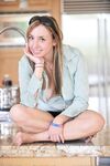Girl next door type toys her landing strip pussy on the kitchen counter
