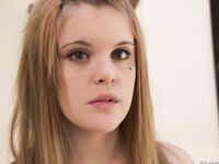 Fabulous teen Mariah Mars wants somebody to fuck her bubble butt