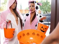 Teens Vanna Bardot & Gia Derza share a dong in a trick-or-treat threesome