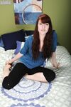 Amateur Gwen Stark spreads her pussy lips after removing her yoga pants