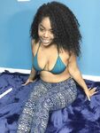 Curvy cutie Layla Finesse hikes down her tights and toys her juicy clam