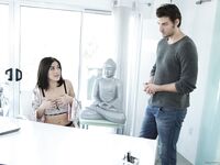 Kendra Spade nudes and invites man to the shower to surprise with tenderness
