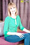 Mature housewife with nice ass spreading pussy after jeans removal