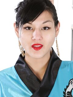 Amateur Asian babe in kimono spreading her freshly shaved pussy