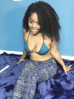 Curvy cutie Layla Finesse hikes down her tights and toys her juicy clam