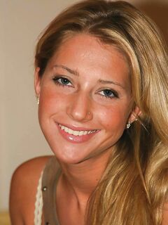Blonde amateur Sammie reveals her hot body with a sensual striptease
