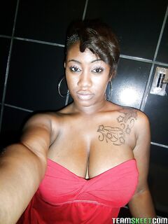 Curvaceous ebony lassie Serenity Red undressing and picturing herself